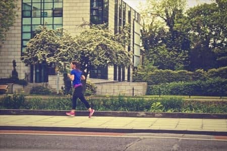 ランニングをしている女性