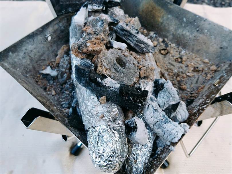 バーベキューで焼いた焼き芋